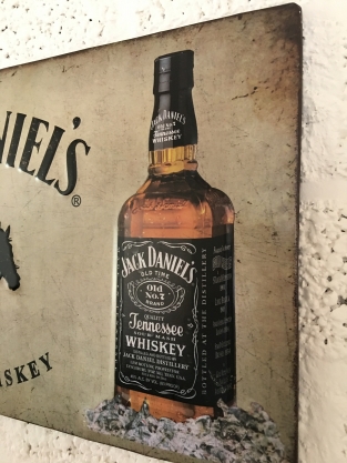 Metalen bord met geschilderde Jack Daniel's items